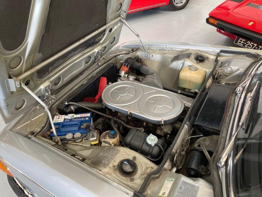 BMW 2800 CS de 1970 moteur 3/4