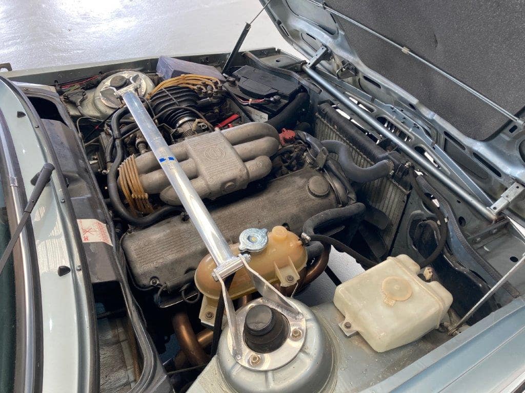 BMW 323i de 1981 moteur 3/4