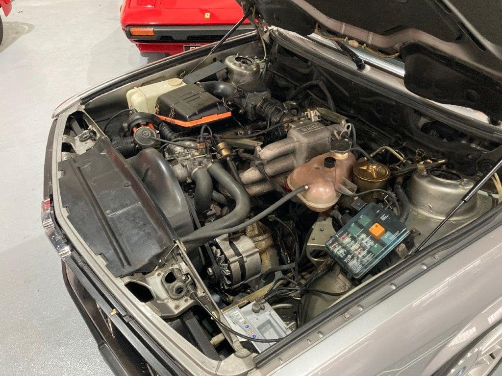 BMW 528i E28 évocation Alpina de 1988 moteur 3/4