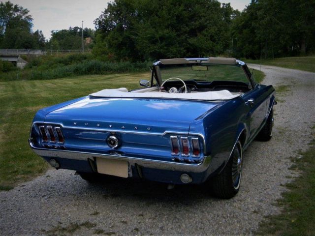 Ford Mustang Cabriolet V8 289ci de 1967 3/4 arrière