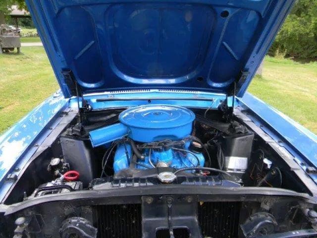 Ford Mustang Cabriolet V8 289ci de 1967 moteur face