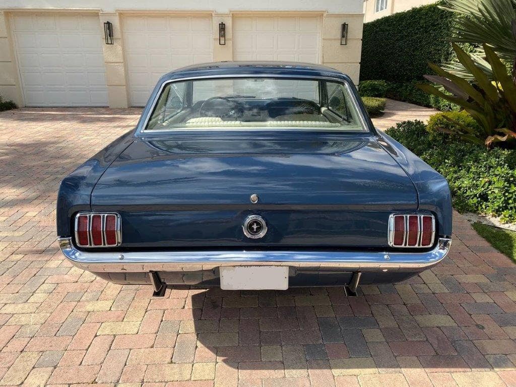 Ford Mustang V8 289ci de 1965 arrière
