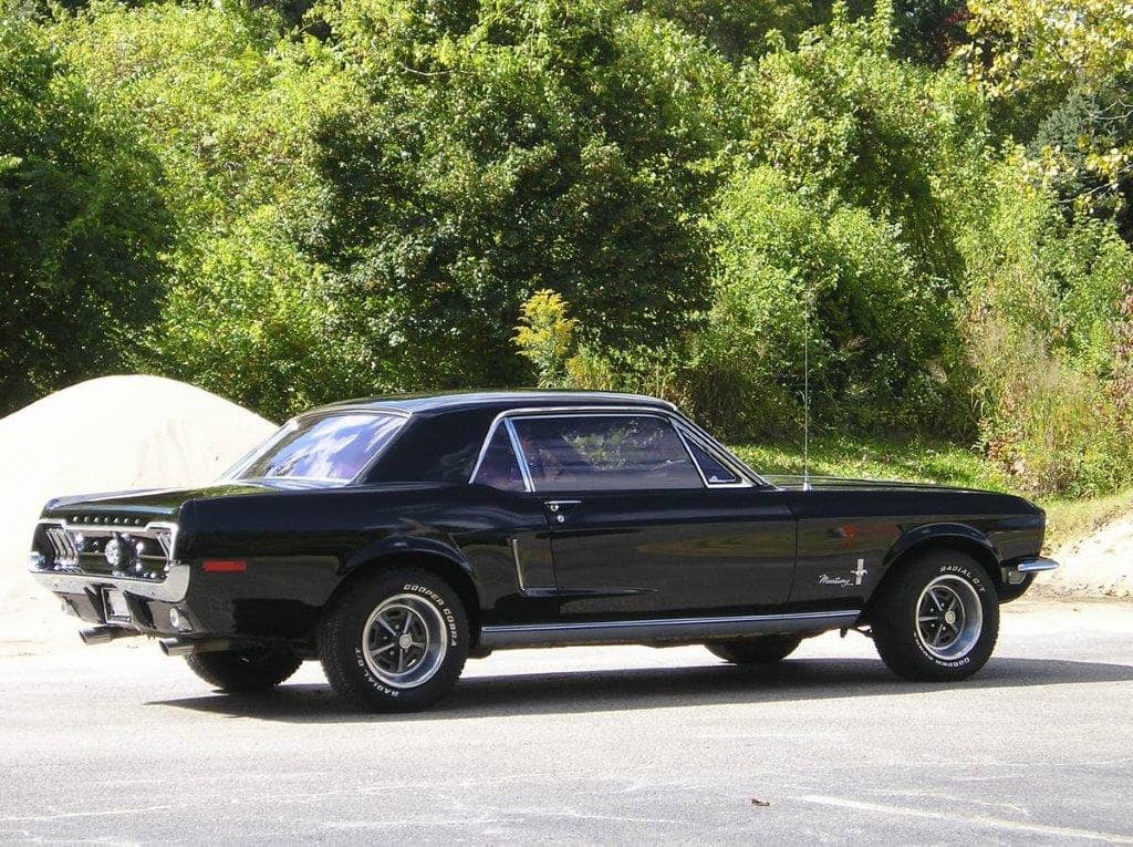 Ford Mustang V8 289ci de 1968 profil droit