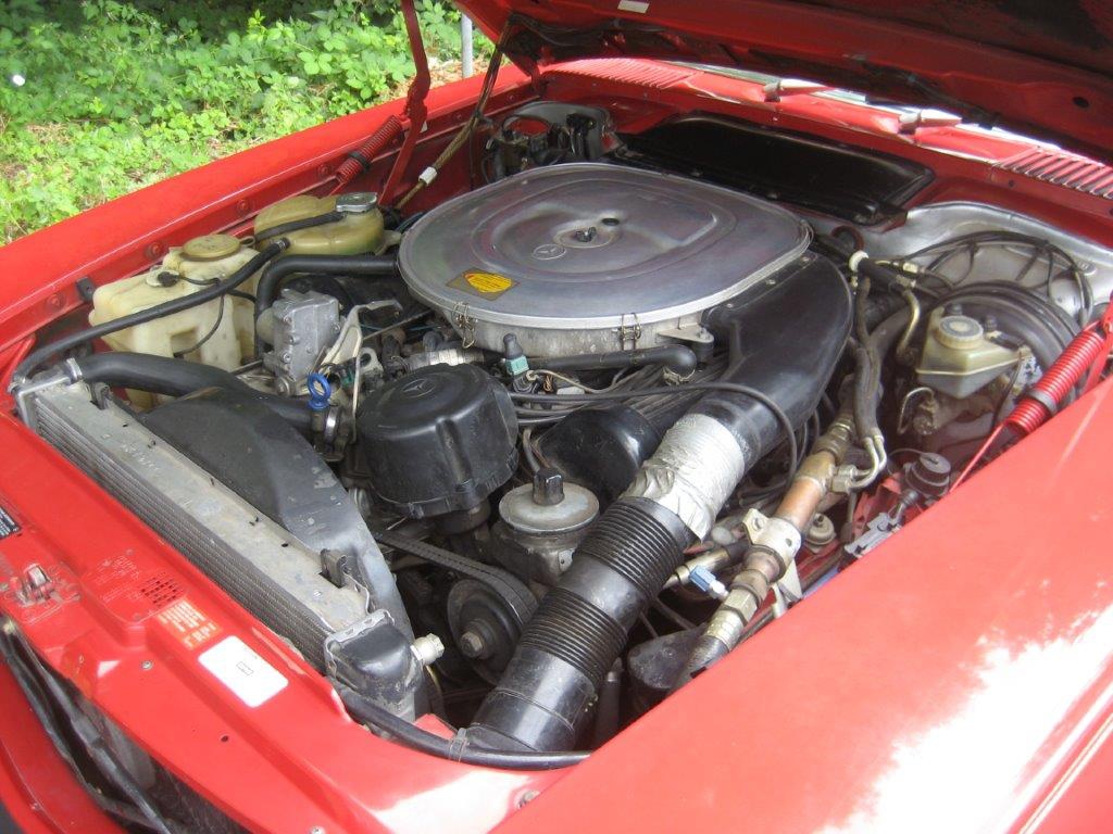 Mercedes 560 SL Type R107 de 1988 moteur 3/4