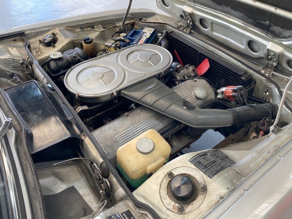 BMW 2800 CS de 1970 moteur 3/4