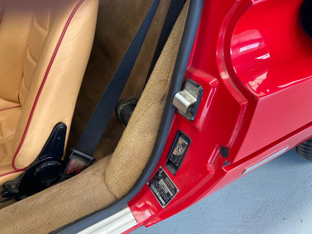 Ferrari 308 GTS Quattrovalvole de 1985 encadrement de porte