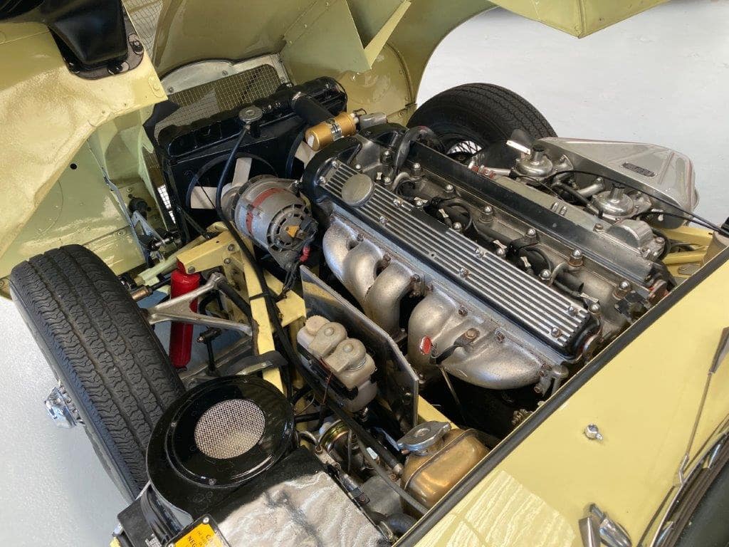 Jaguar Type E Roadster Série 1 et demi de 1968 moteur 3/4